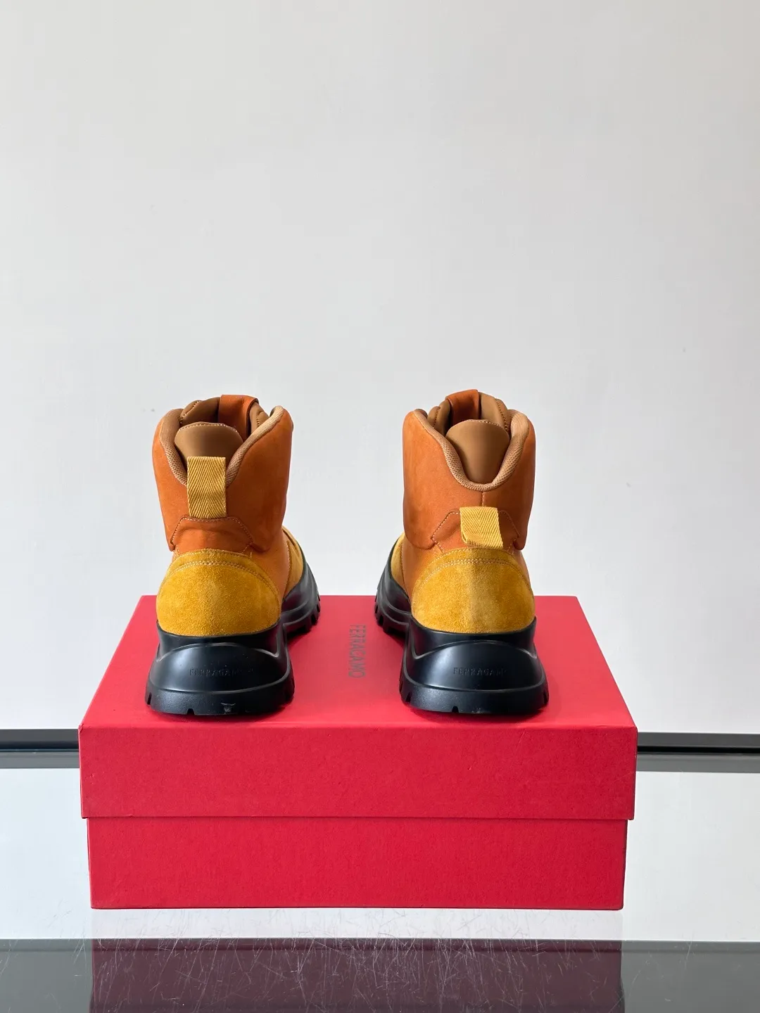 Men's shoes 💰960. Ferragamo's thick-soled lace-up short boots are made of suede + fabric splicing. They have a delicate texture and are breathable. The black rubber thick soles are wear-resistant and have strong traction. They can be worn every day outdoors! The shoelaces are super vibrant and the metal fastener details are perfect. The boot shaft is adjustable, comfortable and stable to wear. It goes well with workwear style or casual style in autumn and winter. It is warm and fashionable. It is suitable for outdoor activities or daily commuting! size: 39-44 (customized at 38.45.46)
